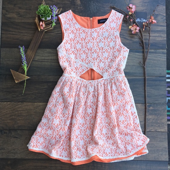 MINKPINK CORAL WHITE LACE DRESS - Picture 2 of 8